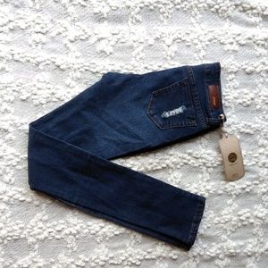 🎈3/$10 NWT Jeans 9 Skinny distressed jeans